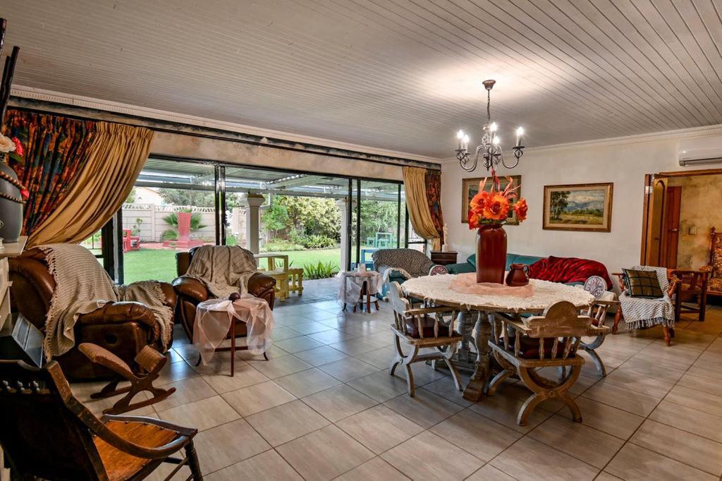 Iszis Guest House Bloemfontein Dış mekan fotoğraf
